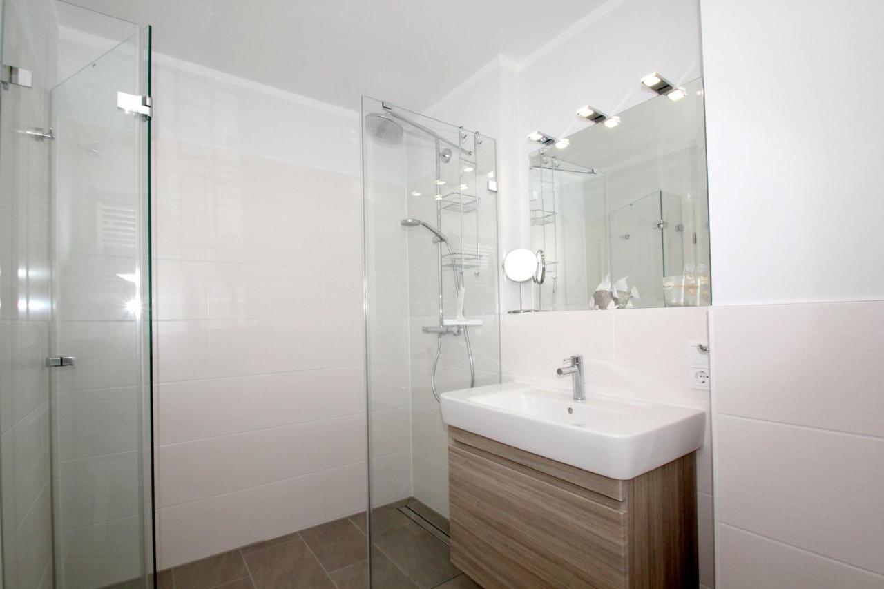 Zentrale Fewo Mit Terrasse, Gratis Nutzung Vom Ahoi Erlebnisbad Und Sauna In Sellin - Villa Anni Fewo 02 Goehren  Exterior photo